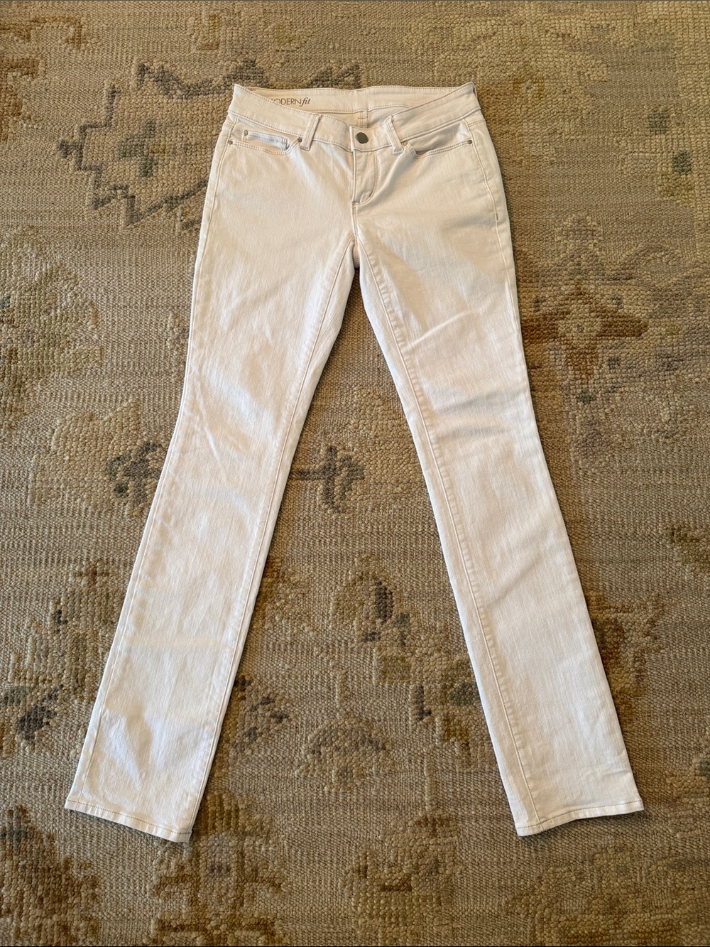 Ann Taylor white modern fit skinny jeans. Size 2.